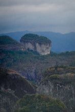 Load image into Gallery viewer, Tongxinshe Teahouse Premium Selection Pin Shi Yan Lao Cong ShuiXian: A Brew Embodies the Timeless Charm of Wuyi Zhengyan Rock Tea
