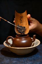 Load image into Gallery viewer, Tongxin She Tea House Exclusive Release | 1999 Yiwu Zheng Mountain Aged Raw Pu'er Tea, Hand-Signed Version by Master Du Qiongzhi
