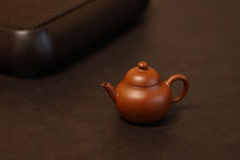 Load image into Gallery viewer, Tongxinshe Teahouse Collection Recommendation: Shi Jiahui&#39;s Handmade Raw Sand Red Clay Mengchen Pear-Shaped Teapot (70cc)
