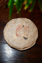 Load image into Gallery viewer, Tongxin She Tea House Exclusive Release | 1999 Yiwu Zheng Mountain Aged Raw Pu'er Tea, Hand-Signed Version by Master Du Qiongzhi
