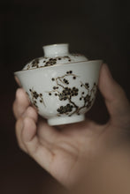Load image into Gallery viewer, Tongxin She Teahouse Recommends: Ink Plum Gilded Gaiwan and Master Cup – A Cup Holds the Pure Soul of Plums and Snow
