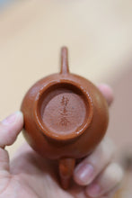 Load image into Gallery viewer, The Tongxin She Teahouse&#39;s treasured teapot: Master Ye Xiangkun&#39;s handmade pear skin zhu clay small coal mine teapot.
