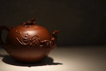 Load image into Gallery viewer, Tongxin She Teahouse Collection | Hand‑crafted by Lu Xinjian · Premium Zhuni Da Hong Pao Squirrel‑Grapes Teapot/松鼠葡萄🍇
