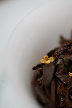 Load image into Gallery viewer, A Ruby Hue Holds Autumn&#39;s Essence: Tongxinshe Teahouse Presents Limited-Edition &quot;Jiuqu Hongmei&quot; for Autumn 九曲红梅
