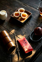 Load image into Gallery viewer, Tongxin She Teahouse Collection | 2009 Huiyuankeng Gold Award Old Bush Shui Hsien, Crafted by Master Chen Dehua
