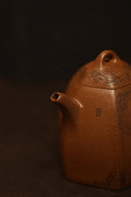 Load image into Gallery viewer, A Treasured Purple Clay Vessel, A Wonderful Realm of Zen Tea——Appreciation of the Hexagonal Qinquan Teapot with Engraving of Patriarch Bodhidharma in Tongxinshe Teahouse Collection
