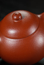 Load image into Gallery viewer, Tongxinshe Teahouse 2026 Collection Recommendation: Exquisite Black-bodied Zhuni Xishi Purple Clay Teapot by Qin Xin
