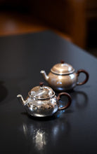 Load image into Gallery viewer, Tongxin She Teahouse Recommendation: Pushou Hall &quot;Wendan Pure Silver Teapot&quot; – A Masterpiece of Craftsmanship on the Tea Table文旦银壶。
