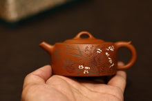 Load image into Gallery viewer, New Arrival at Tongxin She Teahouse: Zhou Jian&#39;s Handcrafted &quot;Well Rail&quot; Teapot – A Vessel of Clay, A Carrier of Aspirations
