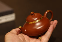 Load image into Gallery viewer, Tongxinshe Teahouse&#39;s collection of purple clay teapots &quot;Hui Yunjie pear-shaped Dahongpao red clay pot&quot;
