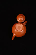 Load image into Gallery viewer, Tongxin She Teahouse Recommends: Handmade Wrinkled Zhuni Qiushui Teapot (70cc) – The Charm and Century-Old Elegance of Zhuni Hidden in the Teapot
