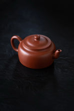 Load image into Gallery viewer, Tongxin She Teahouse New Arrival | Qin Xin&#39;s &quot;Top Grade Dahongpao Zhu Clay Sun Hat Pot&quot;: When Practical Ware Meets Millennium Cultural Heritage
