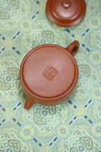 Load image into Gallery viewer, The “De Zhong teapot” with a capacity of 100cc is purely handmade by Teacher Xu Linfeng.
