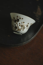 Load image into Gallery viewer, Tongxin She Teahouse Recommends: Ink Plum Gilded Gaiwan and Master Cup – A Cup Holds the Pure Soul of Plums and Snow
