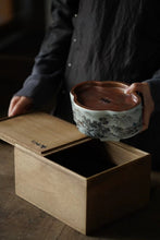 Load image into Gallery viewer, Ink-colored Landscape Copper-top Tea Boat Tongxinshe Teahouse Recommendation A tea session, with mountains and rivers captured on the vessel. 墨彩山水铜面茶船/壶承
