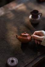 Load image into Gallery viewer, A Treasure of Tongxin She Teahouse Hexagonal Pear-Shaped Zhuni Teapot。
