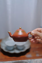 Load image into Gallery viewer, The ancient raw sand Zhu ni pear-shaped teapot made by Mr. Ye Xiangkun, pure gold decoration/Li Xing Capacity: 120cc。
