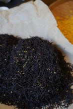 Load image into Gallery viewer, Autumn Limited · Tea Meets Osmanthus | Tongxin She 2025 Tongmu Osmanthus Black Tea &quot;Guiren Duo Wangshi&quot;, Presented in a Limited 2.5kg Batch 桂人多旺事。
