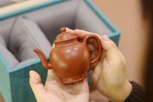 Load image into Gallery viewer, The Tongxin She Teahouse&#39;s treasured teapot: Master Ye Xiangkun&#39;s handmade pear skin zhu clay small coal mine teapot.
