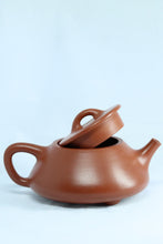 Load image into Gallery viewer, Tongxinshe Collection | A Flat-lid Shipiao Teapot, Embodying the Essence of Yixing Clayware平盖石瓢
