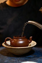 Load image into Gallery viewer, Tongxin She Tea House Exclusive Release | 1999 Yiwu Zheng Mountain Aged Raw Pu'er Tea, Hand-Signed Version by Master Du Qiongzhi
