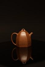Load image into Gallery viewer, A Treasured Purple Clay Vessel, A Wonderful Realm of Zen Tea——Appreciation of the Hexagonal Qinquan Teapot with Engraving of Patriarch Bodhidharma in Tongxinshe Teahouse Collection
