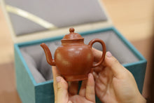 Load image into Gallery viewer, The Tongxin She Teahouse&#39;s treasured teapot: Master Ye Xiangkun&#39;s handmade pear skin zhu clay small coal mine teapot.
