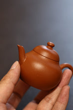 Load image into Gallery viewer, Tongxinshe Teahouse Collection Recommendation: Shi Jiahui&#39;s Handmade Raw Sand Red Clay Mengchen Pear-Shaped Teapot (70cc)
