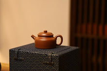 Load image into Gallery viewer, Tongxin She Teahouse Collection · Zhou Yun&#39;s Handmade Zhaozhuang Raw Sand Zhu Ni Dezhong Teapot
