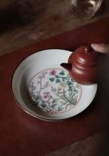 Load image into Gallery viewer, Tongxinshe Teahouse New Arrival | Famille Rose Porcelain Plate with Poems and Flowers: A Touch of Elegance, Inheriting the Past and Opening Up the Future
