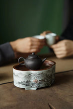 Load image into Gallery viewer, Ink-colored Landscape Copper-top Tea Boat Tongxinshe Teahouse Recommendation A tea session, with mountains and rivers captured on the vessel. 墨彩山水铜面茶船/壶承
