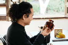 Load image into Gallery viewer, Tongxinshe Teahouse Recommendation | Jinmian Lacquer &amp; Gold Tin Tea Caddy: Preserve Tea in Artistry, Where Lacquer Meets Fragrance
