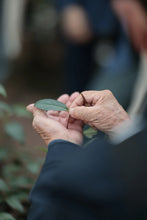 Load image into Gallery viewer, Tongxinshe Teahouse Recommends: Luo Shengcai&#39;s Limited-Edition Rock Tea &quot;Xiannvsanhua&quot;– Savoring a Century of Rock Essence and Tea Aroma in One Cup仙女散花
