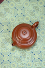 Load image into Gallery viewer, The “De Zhong teapot” with a capacity of 100cc is purely handmade by Teacher Xu Linfeng.
