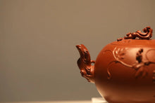 Load image into Gallery viewer, Tongxin She Teahouse Collection | Hand‑crafted by Lu Xinjian · Premium Zhuni Da Hong Pao Squirrel‑Grapes Teapot/松鼠葡萄🍇
