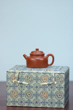 Load image into Gallery viewer, The “De Zhong teapot” with a capacity of 100cc is purely handmade by Teacher Xu Linfeng.
