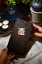 Load image into Gallery viewer, Tongxin‑She Collection | 1999 Bishengxiang Custom‑made 1kg White‑paper Ripe Puerh Brick
