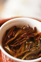 Load image into Gallery viewer, 2025 Tongxin She Teahouse: Phoenix Dancong &quot;Xuepian Yashi Xiang&quot; – The Stunning Culmination of Winter&#39;s Essence雪片鸭屎香
