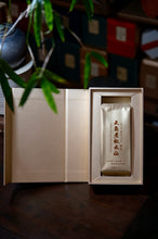 Load image into Gallery viewer, Tongxin She Teahouse Presents Masterpiece by Intangible Cultural Heritage Inheritor Wang Guoxing
Huiyuankeng Tianjiao Old Bush Narcissus, 3-Year Aged, Six-Time Charcoal Roasted Full-Fire Gift Box2024慧苑坑天角老枞水仙
