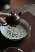 Load image into Gallery viewer, Tongxinshe Teahouse New Arrival | Famille Rose Porcelain Plate with Poems and Flowers: A Touch of Elegance, Inheriting the Past and Opening Up the Future

