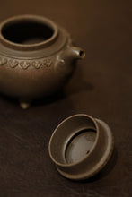 Load image into Gallery viewer, Tongxin She Tea House Collection | Cloud Shoulder Ruyi Teapot · 100cc · Fully Handcrafted in Treasured Sharkskin Green Clay (Master Hui Yisa)
