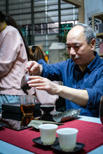 Load image into Gallery viewer, Aged to Ruby Red, Tripled in Worth; One Sip of Danya Unveils the Universe — Tongxinshe Teahouse Recommends Master Wang Guoxing's Limited Signed Edition 1997 Danya Aged Shui Xian
