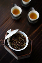 Load image into Gallery viewer, Tongxin She Teahouse 2025 Limited Launch | Handmade Bai Jiguan by Gao Peng and His Mother, A Cup Holds the Elegance of Wuyi白鸡冠。
