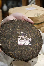 Load image into Gallery viewer, Menghai Tea Factory Dayi 701 Hongzhuang Raw Pu&#39;er Tea: The Flavor and Value of Years of Aging
