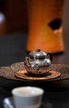 Load image into Gallery viewer, Tongxin She Teahouse · Handmade Small Silver Teapot: A Dual-Model Tasting of Vintage and Vertical Pattern, Double Elegance in 80cc
