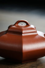 Load image into Gallery viewer, Tongxin She Teahouse Collection: Zhaozhuang Premium Small Red Clay · Shouzhuo Square Teapot (Pang Hongzhi&#39;s 120cc Handmade Work)

