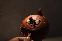 Load image into Gallery viewer, Tongxin She Teahouse Collection | Hand‑crafted by Lu Xinjian · Premium Zhuni Da Hong Pao Squirrel‑Grapes Teapot/松鼠葡萄🍇
