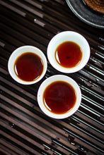 Load image into Gallery viewer, Tasting in Tongxin She Teahouse: Encountering the Timeless Secrets of the 1940 Antique Pu&#39;er Tea
