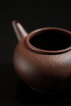 Load image into Gallery viewer, Tongxin She Teahouse｜Handcrafted by the “Clay Collector”The Original Heart of Tea in 200-Year-Aged Purple Clay Shuiping Teapot
