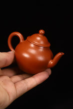 Load image into Gallery viewer, Tongxin She Teahouse Recommends: Handmade Wrinkled Zhuni Qiushui Teapot (70cc) – The Charm and Century-Old Elegance of Zhuni Hidden in the Teapot
